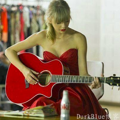 假如女孩子在弹吉他，胸放哪里？ 第4张